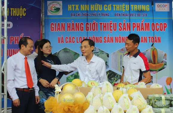 Không gian OCOP và sản phẩm truyền thống thu hút du khách tại lễ hội đền thờ Lê Văn Hưu