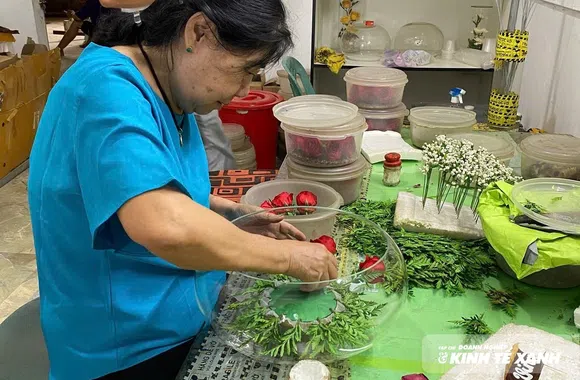 Người phụ nữ đặt tên cho những đóa hoa “bất tử”