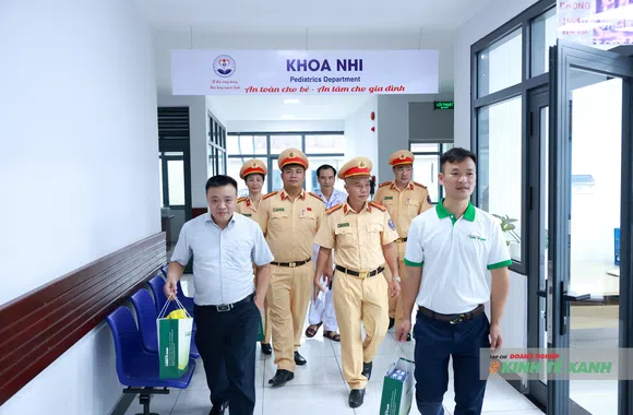 Trao yêu thương đến bệnh nhi nhân kỷ niệm 81 năm Ngày truyền thống Công an nhân dân