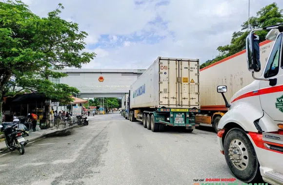 Sầu riêng vào vụ, xe hàng ùn ùn lên Cửa khẩu quốc tế Thanh Thủy