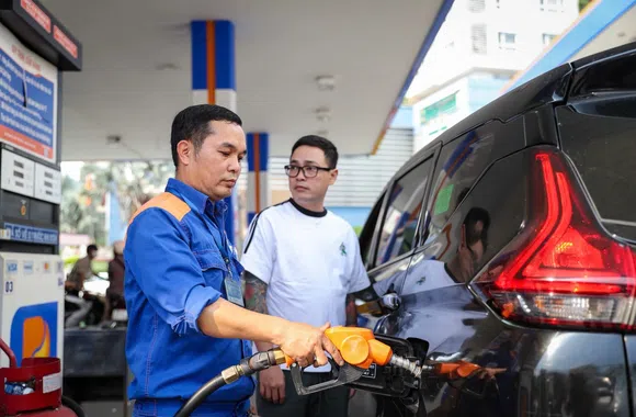 Giá xăng giảm sâu hiếm thấy sau quyết định hạ thuế đồng loạt