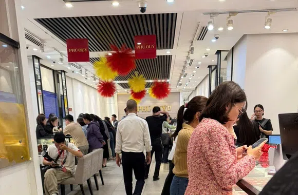 Giá vàng giảm xuống mức thấp nhất, bạc “bay” gần 6 triệu đồng