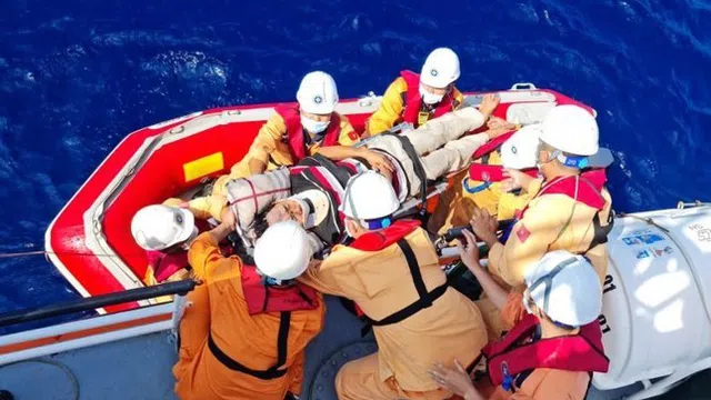 Vượt sóng lớn cứu thành công thuyền viên người Quảng Nam bị gãy cổ nghiêm trọng