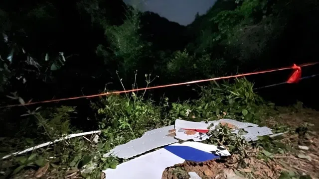 Cận cảnh hiện trường nơi máy bay Boeing 737 Trung Quốc rơi