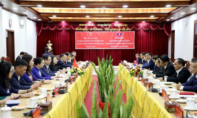 Bí thư Tỉnh ủy Quản Minh Cường hội kiến với Bí thư Tỉnh ủy Luông Pha Băng (Lào)