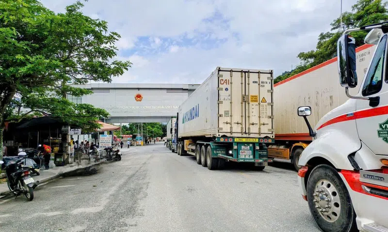 Sầu riêng vào vụ, xe hàng ùn ùn lên Cửa khẩu quốc tế Thanh Thủy