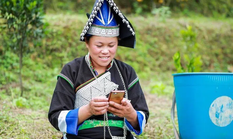 Thúc đẩy tiếp cận số: Hộ nghèo, cận nghèo được hỗ trợ thiết bị thông minh