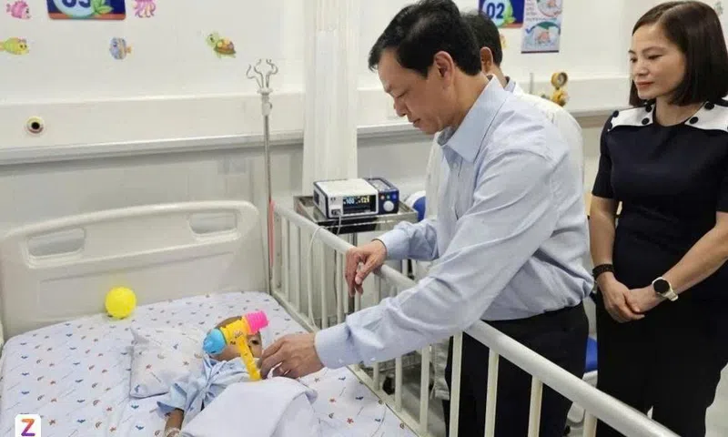 Thăm hỏi tặng quà cho bệnh nhi là nạn nhân bị bạo hành nghiêm trọng